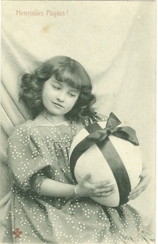 Ostern, Mädchen mit großem Ei, um 1910/20